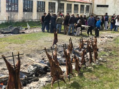 Esperando para comprar la porción de cordero asado