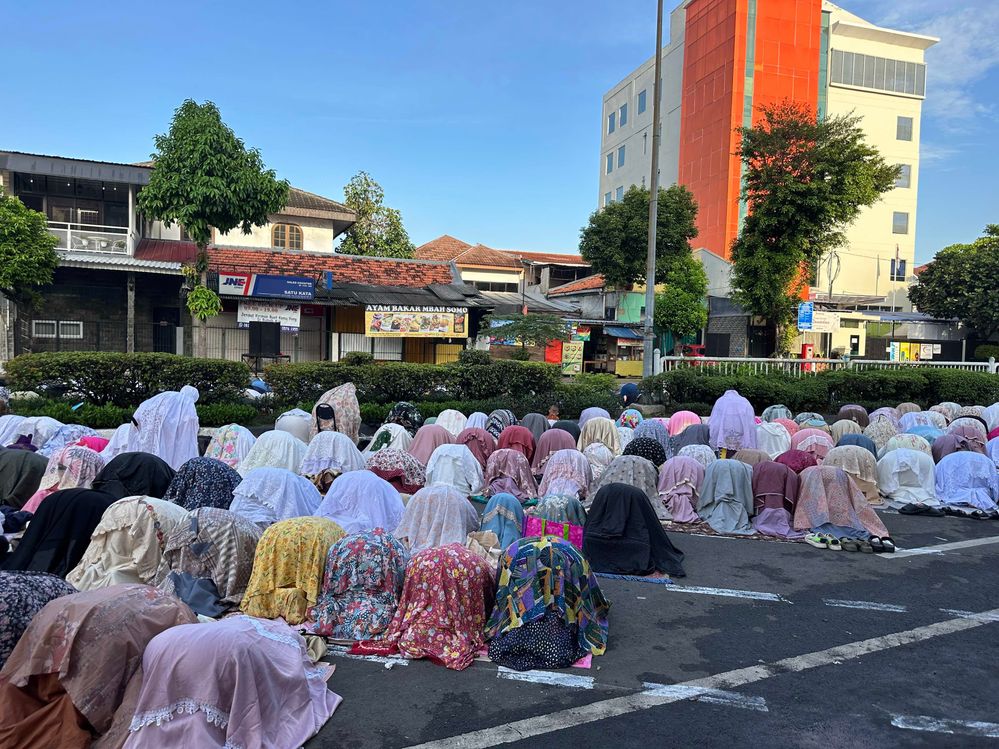 Photo of female muslims gathering for Eid Al Fitr  prayer, taken by LG @indahanuria