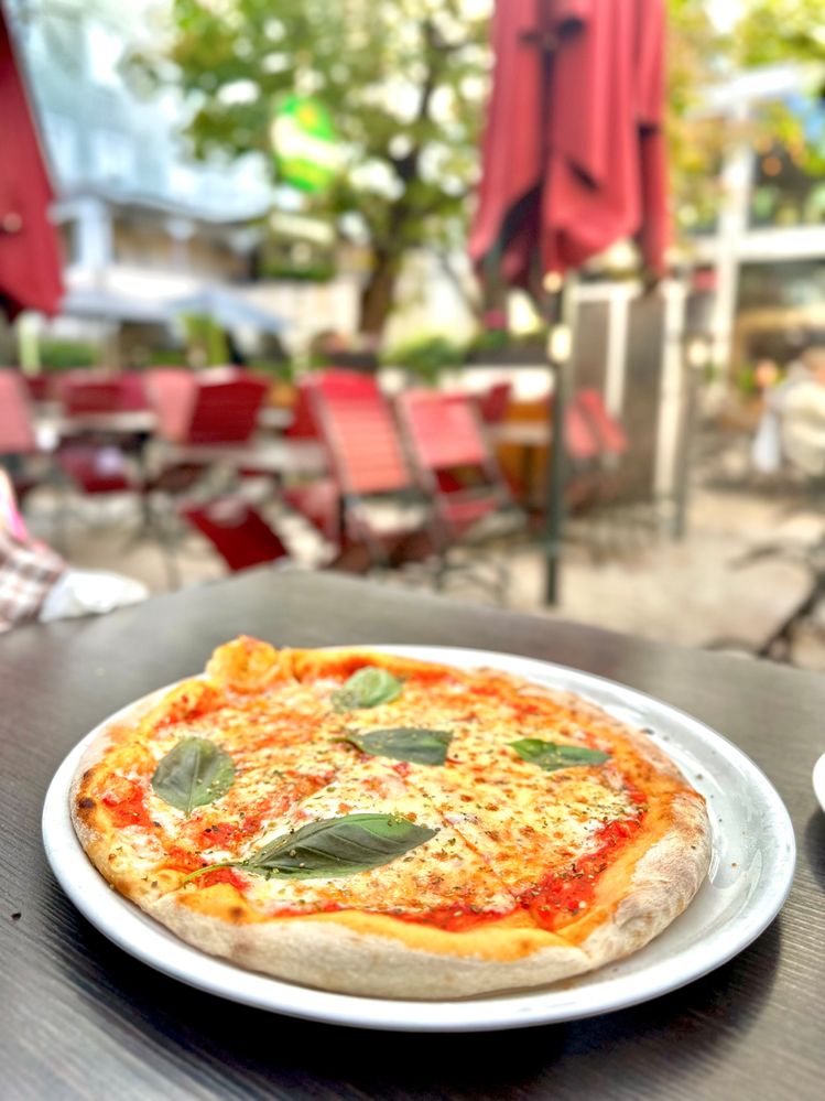 تناول البيتزا في احد المطاعم في البلدة القديمة في سالزبورغ