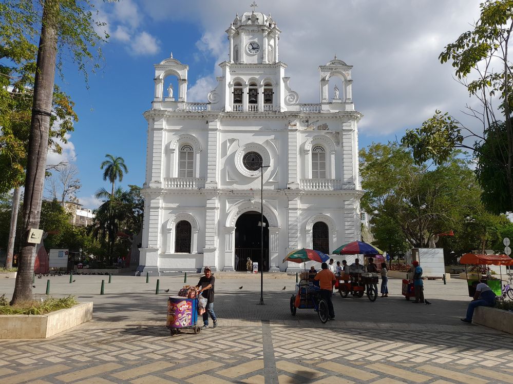 La Catedral de Monteria se encuentra Ubicada  en el Parque Símon Bolivar