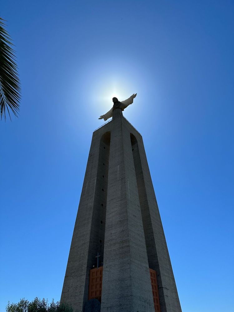 The Cristo Rei statue in Lisbon, inspired by Rio de Janeiro's Christ the Redeemer, stands at a total height of 110 meters on the south bank of the Tagus River, offering expansive views of the city since its completion in 1959​