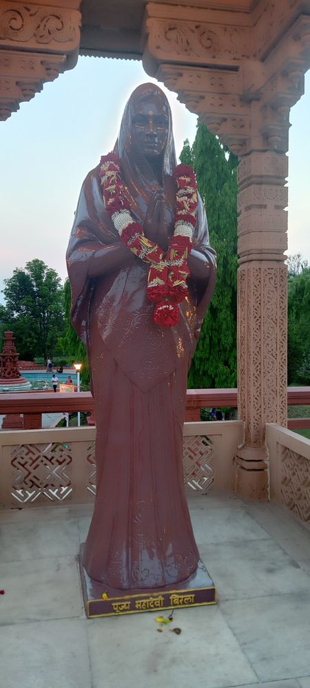 Statue of Mrs. Mahadevi Ji Birla