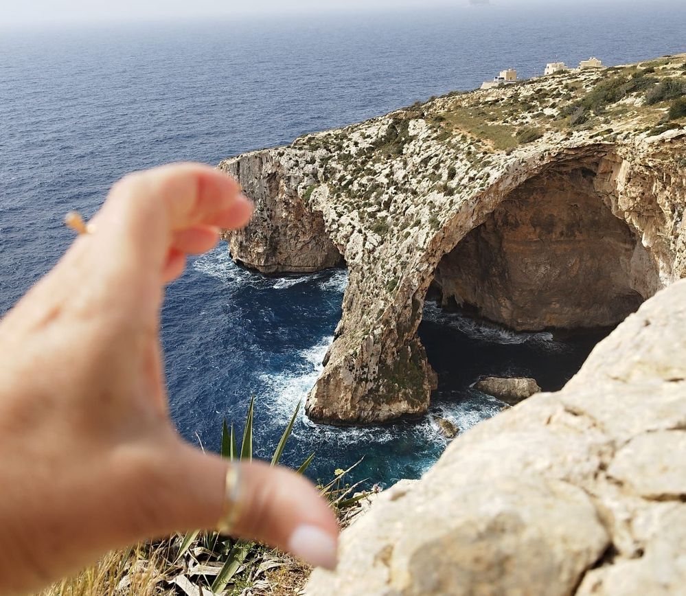 Caverna Azul em Malta - com maõ fazendo formato de coração