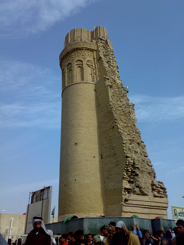 بقايا اثرية منارة مسجد و خطوة الامام علي ( ع ) في محافظة البصرة - قضاء الزبير