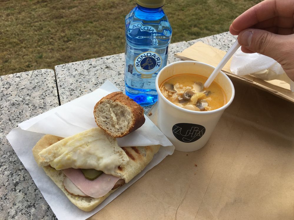 Sopa Thai, sandwich cubano, pan y agua