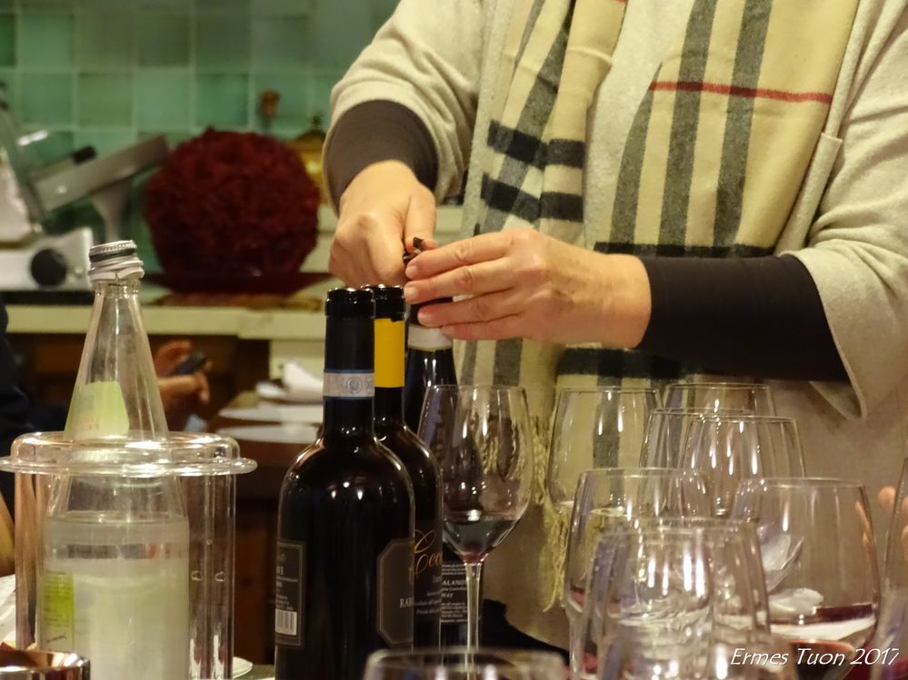 Cristina Garetto, opening a bottle of Gelsaia