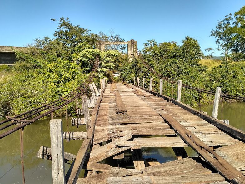 Ponte Pênsil desativada sobre o rio Verdão, Paraúna