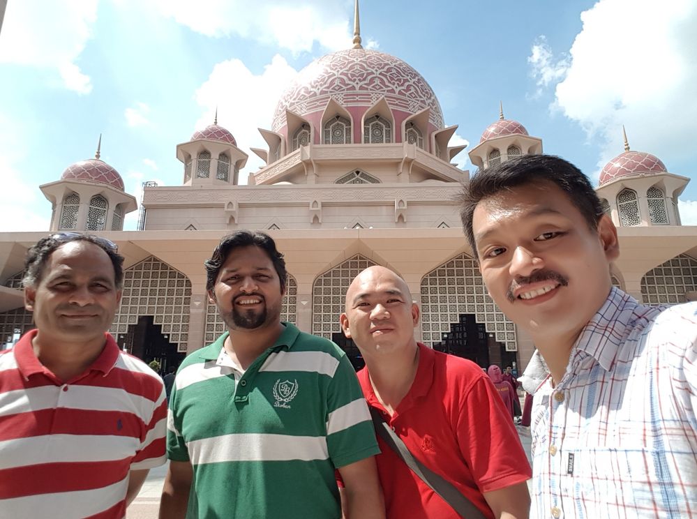 Malaysia Local Guides visiting the Putra Mosque in Putrajaya