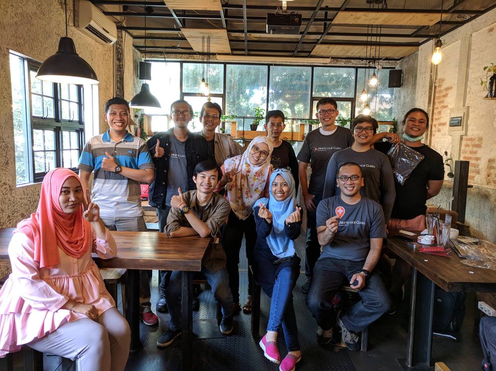 Jakarta Local Guides community members posing at the end of our meet up!
