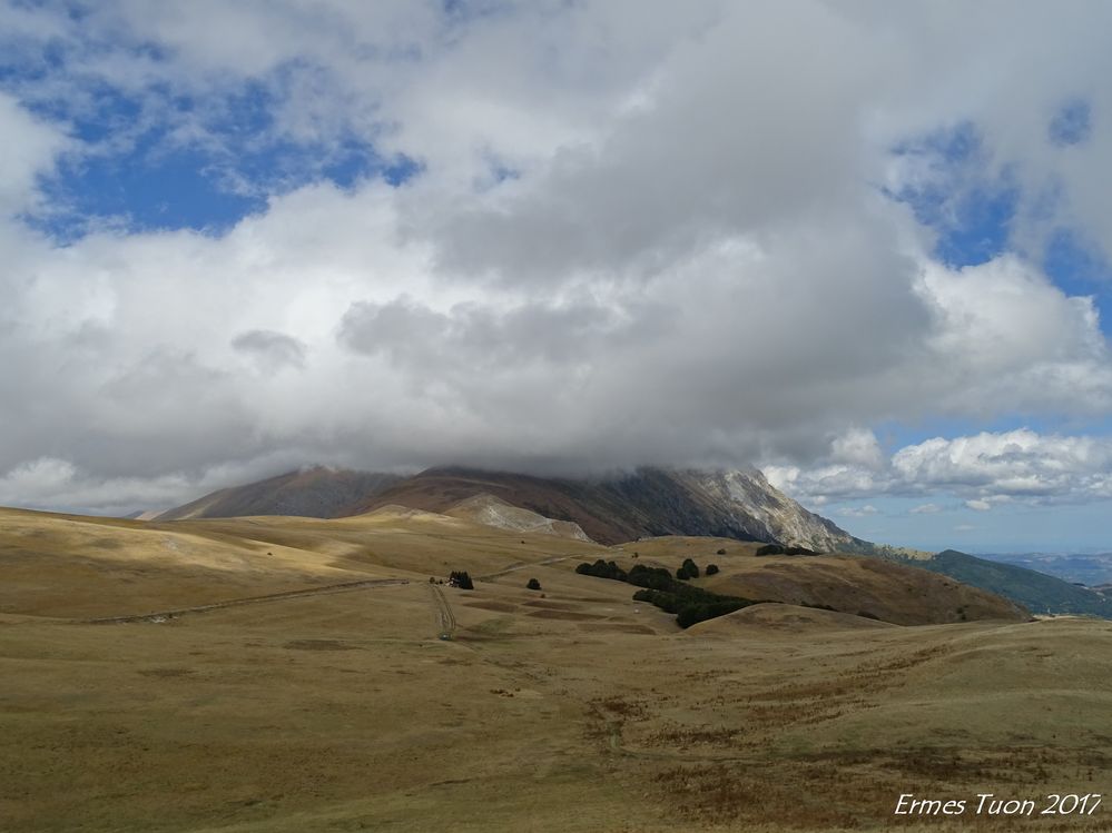 Caption: Vettore mountain surrounded by clouds
