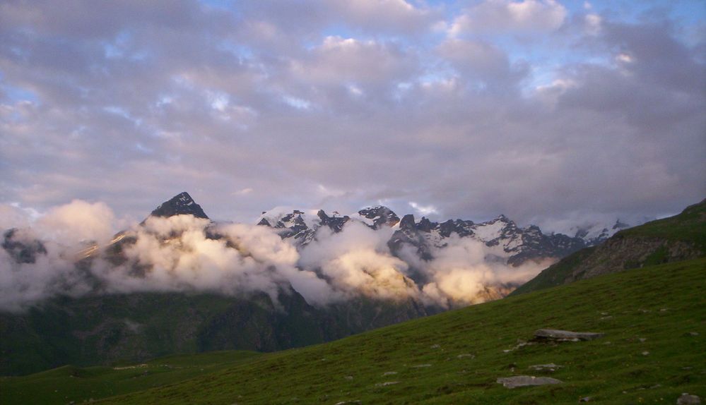 Clouds hugging mountains, Manali Top