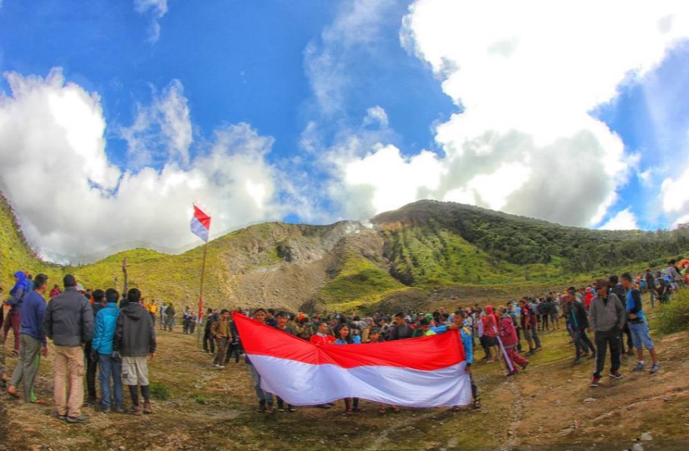 The ambiance of the climbers from various regions throughout Indonesia