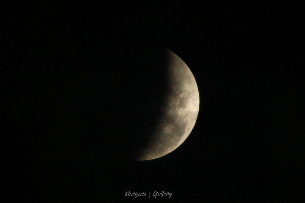 Photo "Lunar Eclipse Moon" by @masyuss171