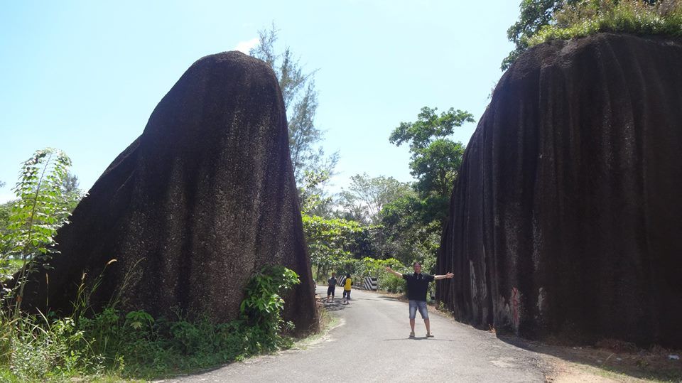 stone gate to romodong beach