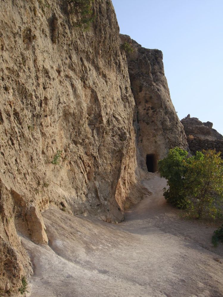 Hussein Kuhkan stone cave