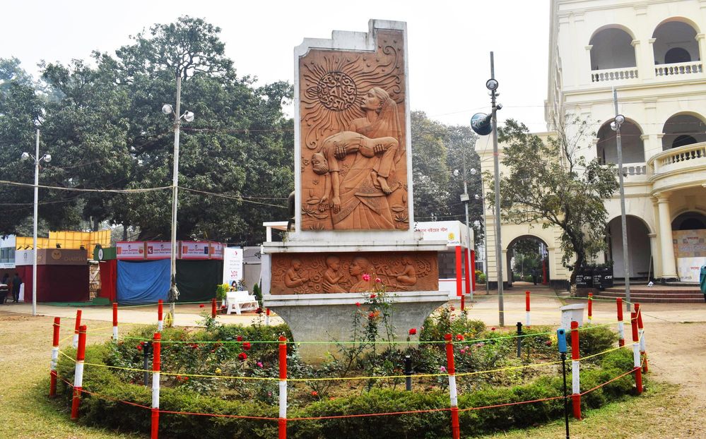 This is that complete (ভাষা শহীদদের ভাষ্কর্য) image of Sculpture of  Language Martyrs, Dhaka