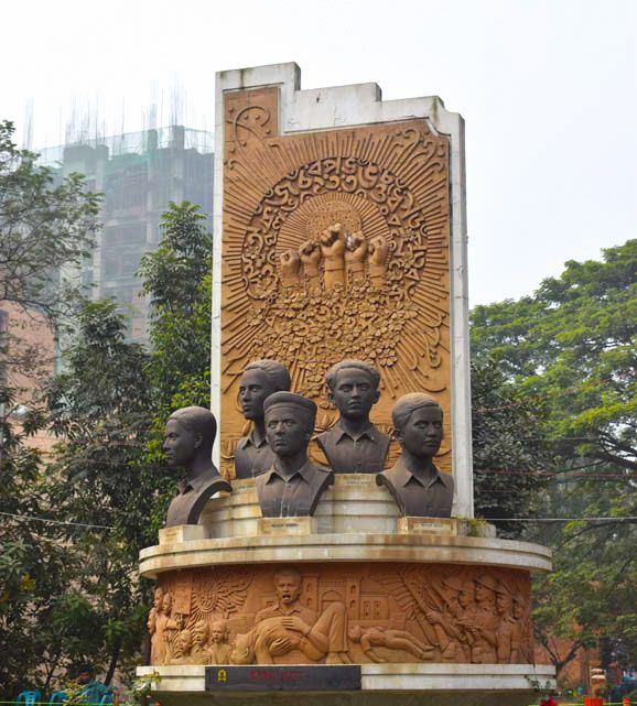 This is that complete (ভাষা শহীদদের ভাষ্কর্য) image of Sculpture of  Language Martyrs, Dhaka