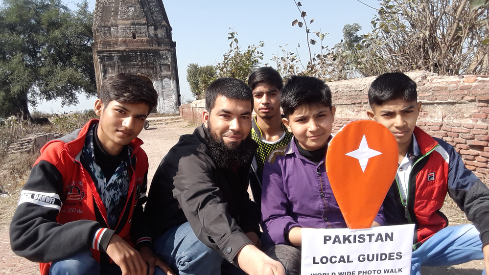 Group photo with visitors at Mandir Tomri Sahib Badoki