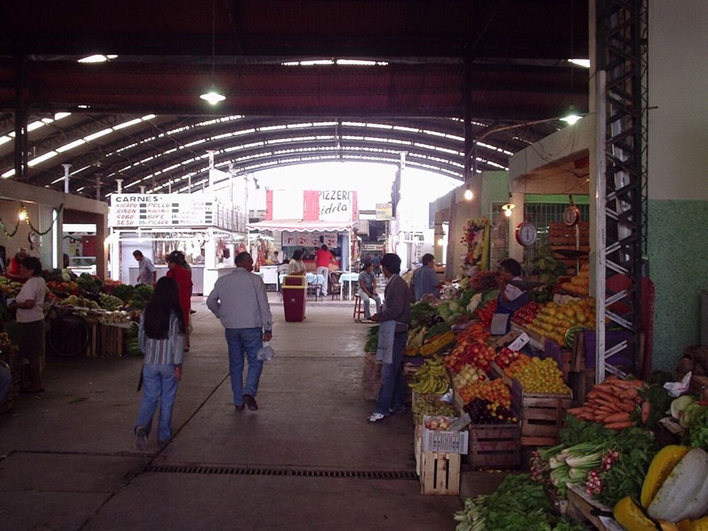 Escogiendo la verdura en el mercado