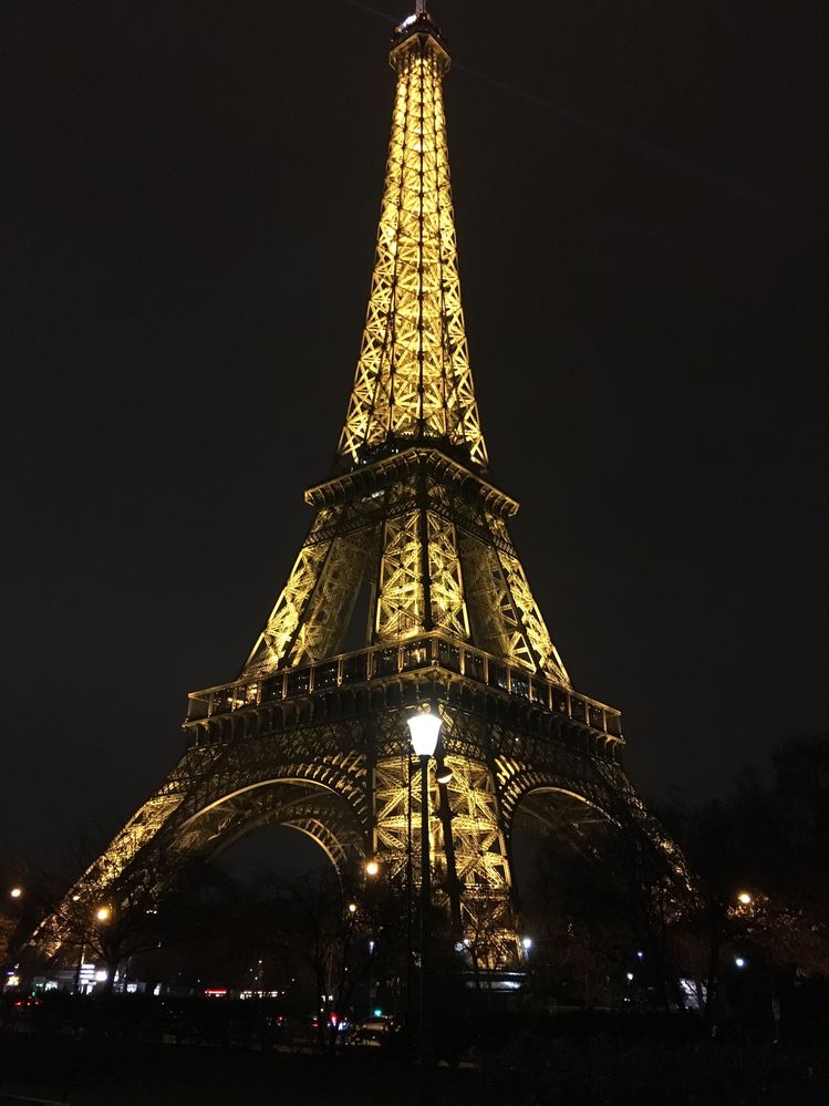 La Tour Eiffel à la nuit à la Paris.. Love from Paris