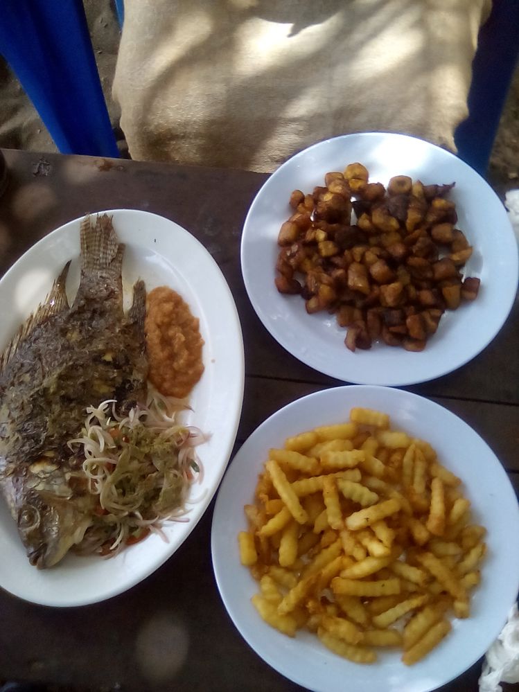 Grilled fish with alloco