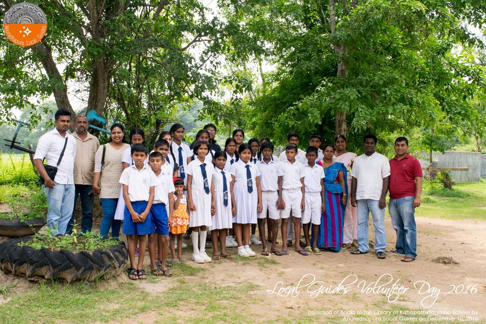 Students, teachers and Anuradhapura Local Guides