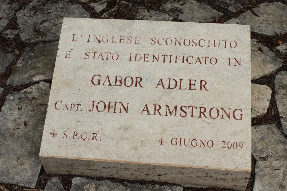 Gabor Adler, Volontario ungherese, alias il capitano inglese "Jhon Armstrong",alias "Gabriele Bianchi" inviato a Roma dagli inglesi in missione di spionaggio .D"