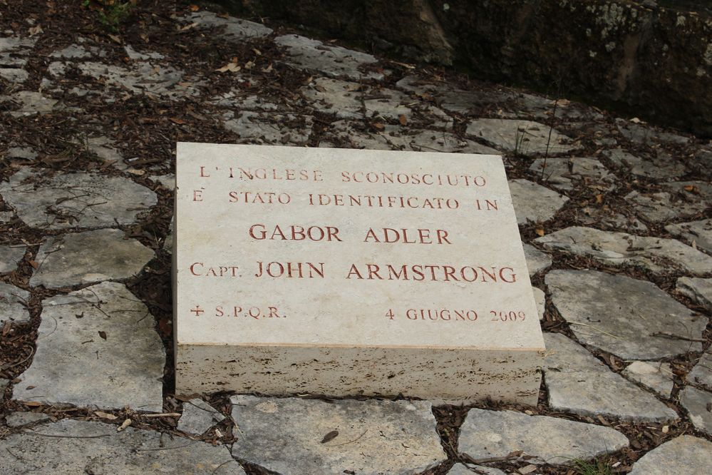 Gabor Adler, Volontario ungherese, alias il capitano inglese "Jhon Armstrong",alias "Gabriele Bianchi" inviato a Roma dagli inglesi in missione di spionaggio .