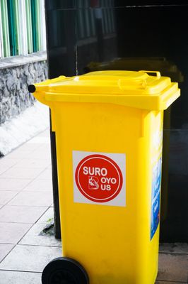 garbage can in the Halte
