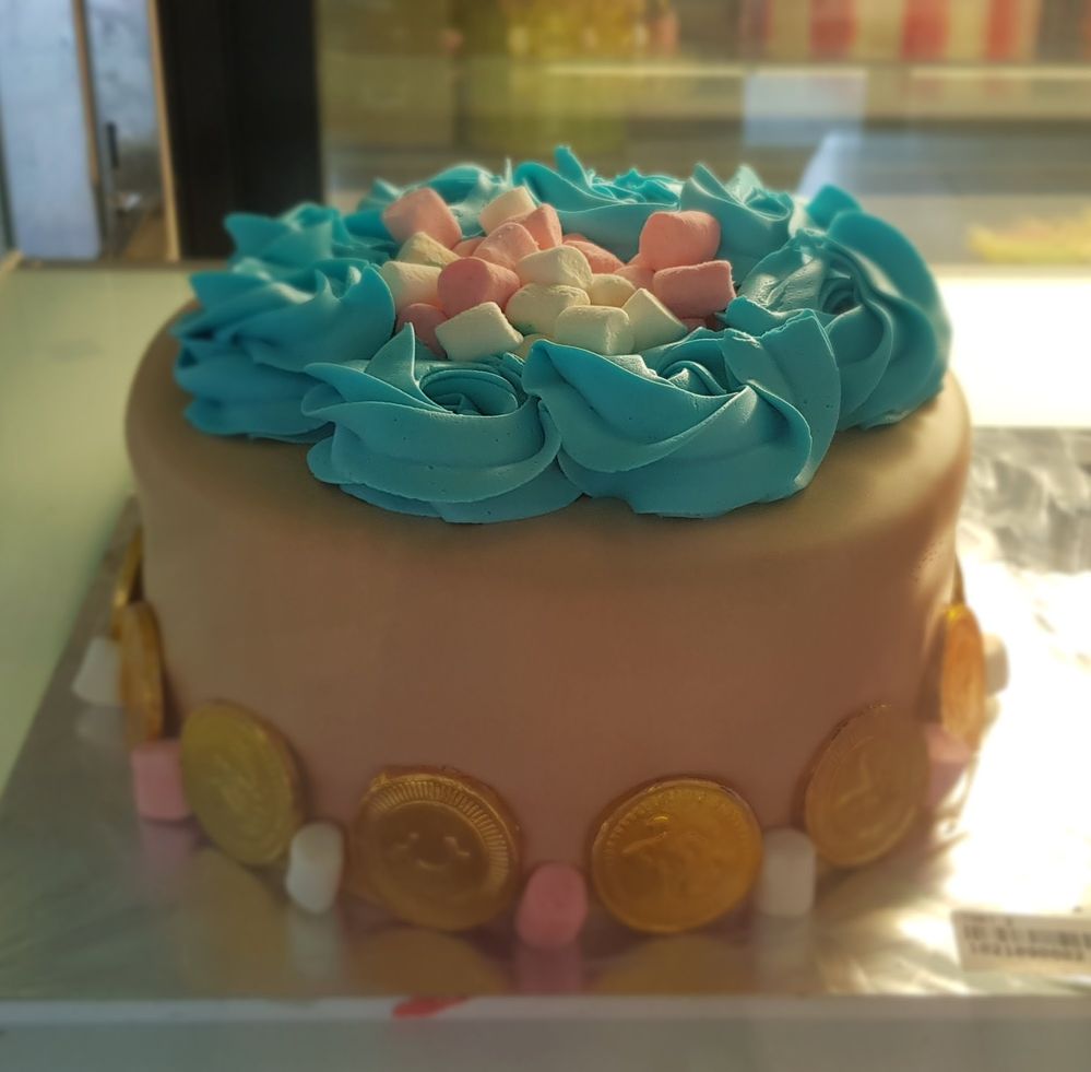 Beautiful and Affordable Birthday Cake