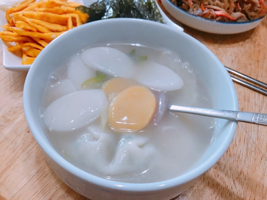 Tteok-guk : sliced rice cake soup