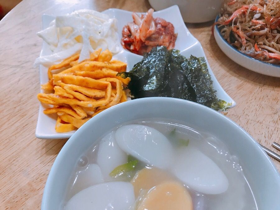 Tteok-guk : sliced rice cake soup