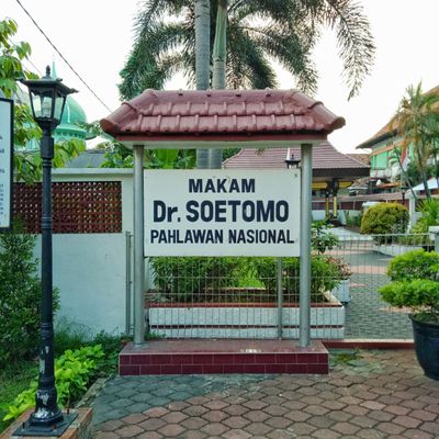 Bagian Depan Makam Dr. Soetomo