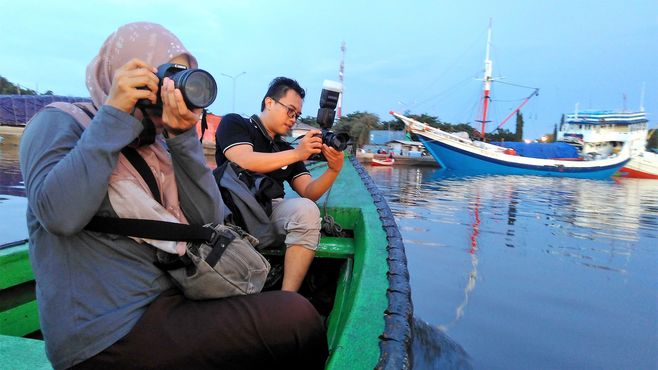 2 rekan Local Guides  @nssepti & @Harzone memotret susana di Pelabuhan Sunda Kelapa saat World Wide Photowalk