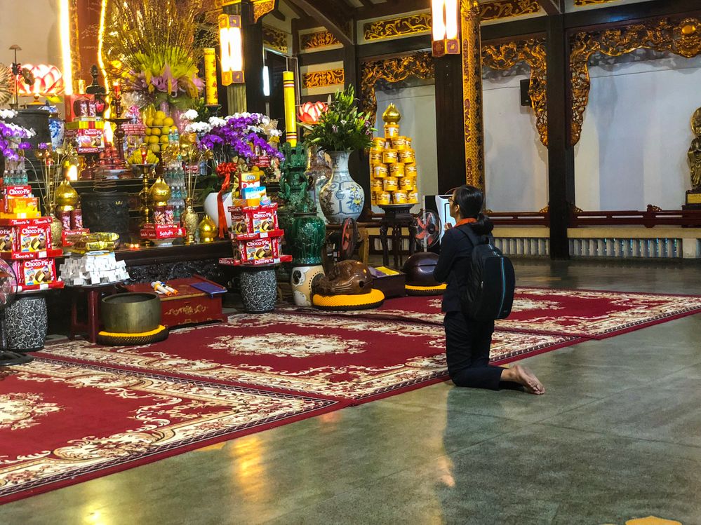 A lady in prayer at the Vinh Nghiem Pagoda