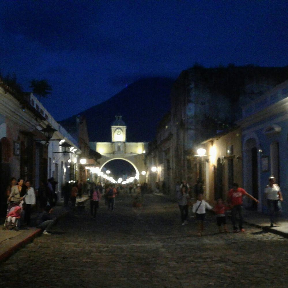 Calle del Arco, al fondo Volcan de Agua