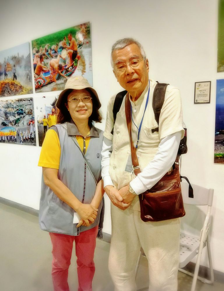 日本のアーティストIKUHIKO IZUKURAが蘭陽博物館で私と写真を撮りました。Japanese artist AKIHIKO IZUKURA took a photo with me at the Lanyang Museum.