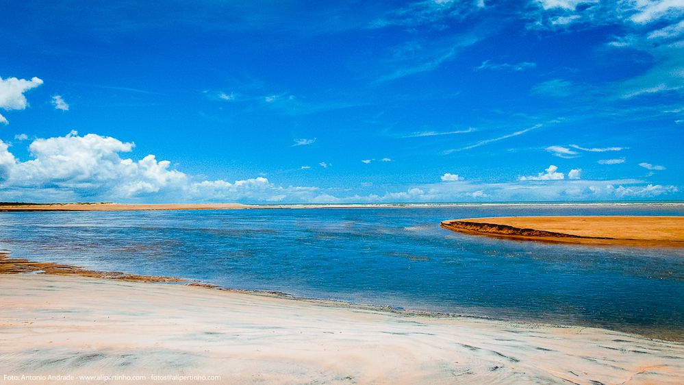Encontro das aguas do Rio Itaunas com o Mar em Conceição da Barra. Espirito Santo - Brasil