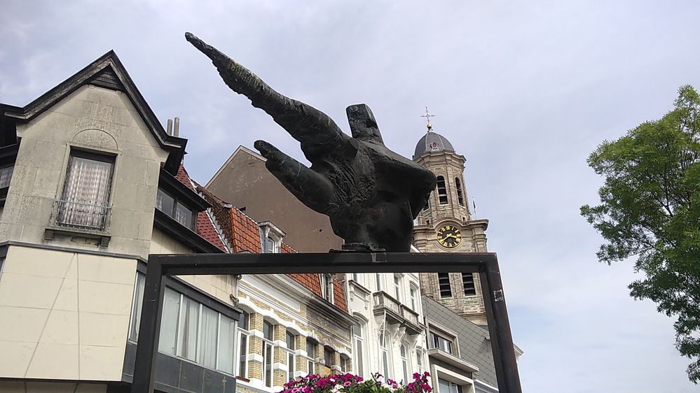 Statue 'De Dwarsligger' in Lokeren (Belgium)