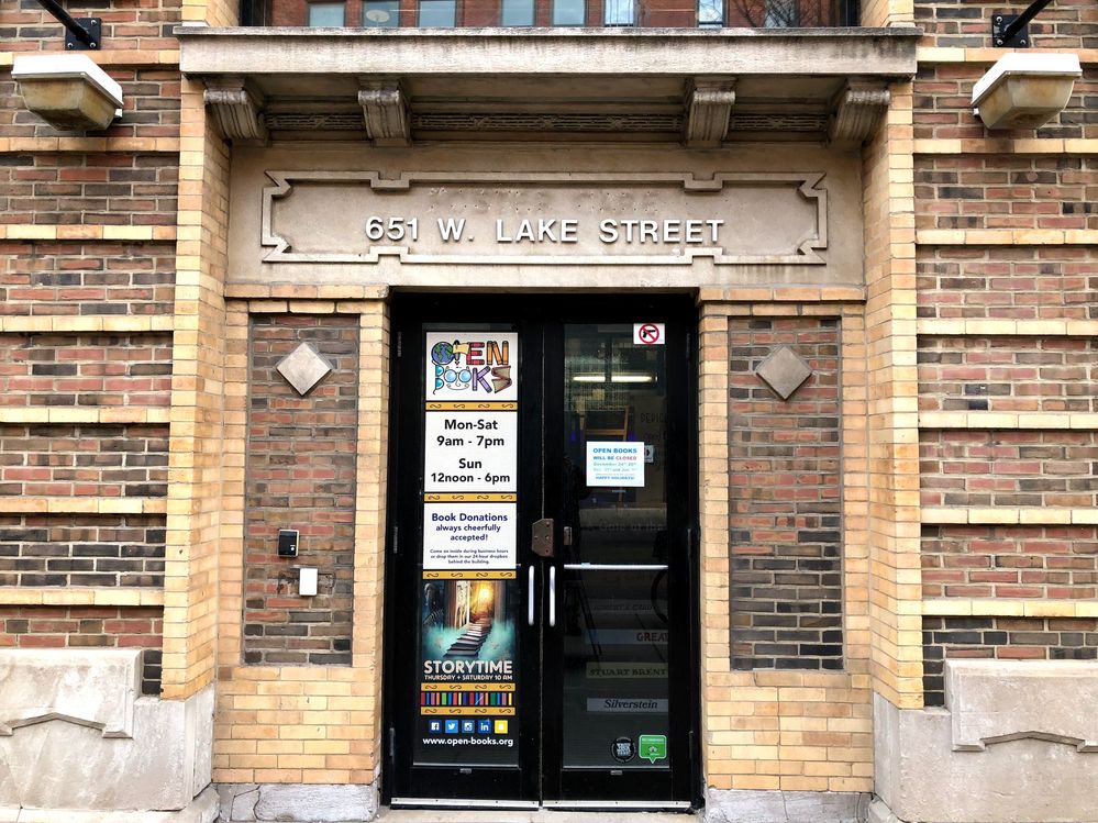 Caption: A photo of a bookstore entrance and signage in Chicago, Illinois. (Local Guide Sangyeon Cho)