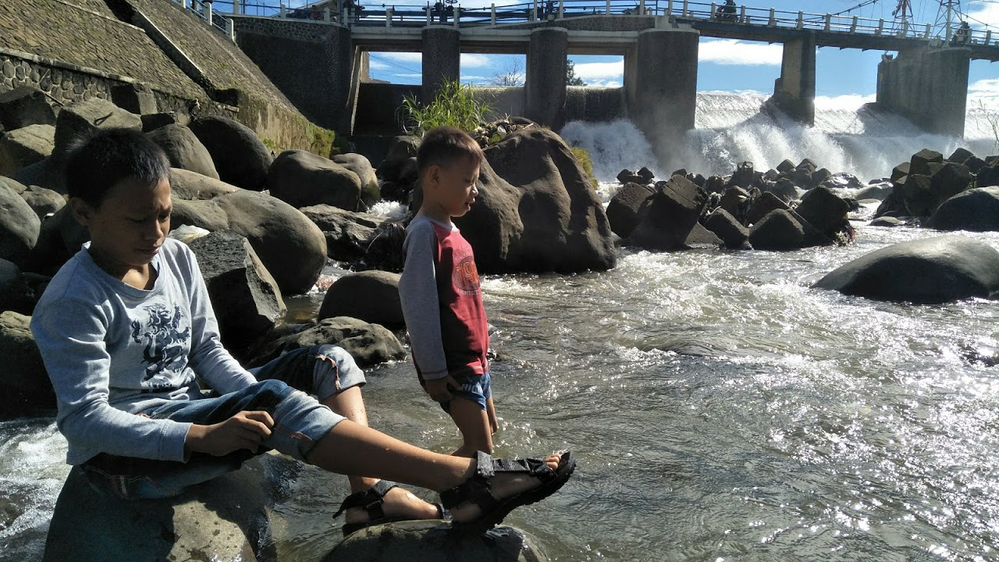 Reza dan Renzo tak canggung bermain di sungai Ciliwung