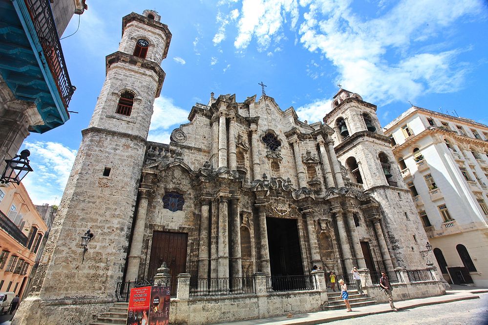 Caption: A photo of the exterior of Havana Cathedral in Cuba. (Local Guide 本田晴久)