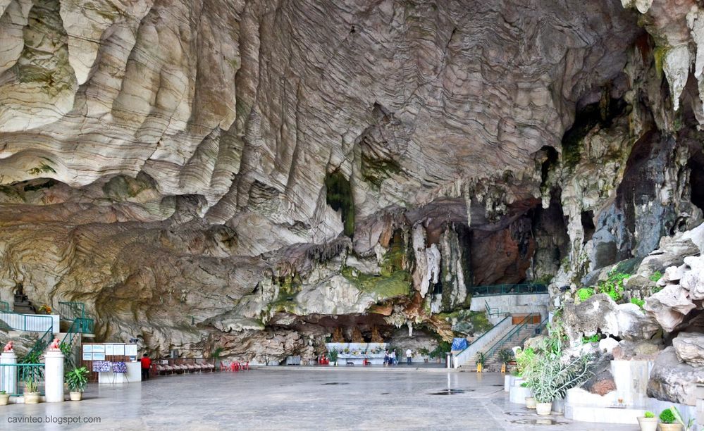 You can admire both the limestone formation of the cave and the design of the temple. Pictured here is Kek Lok Tong