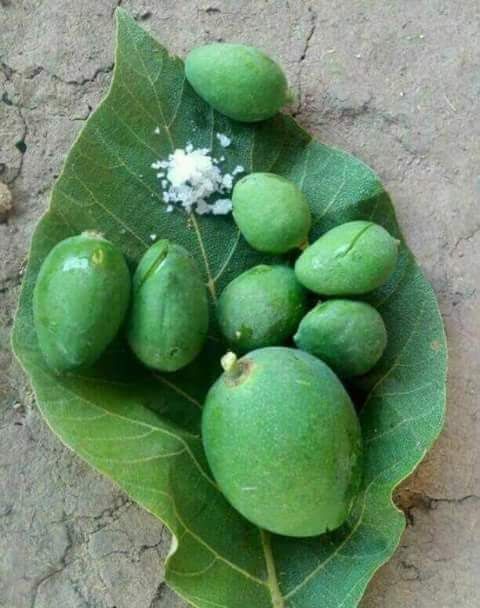 Green mangoes with salt