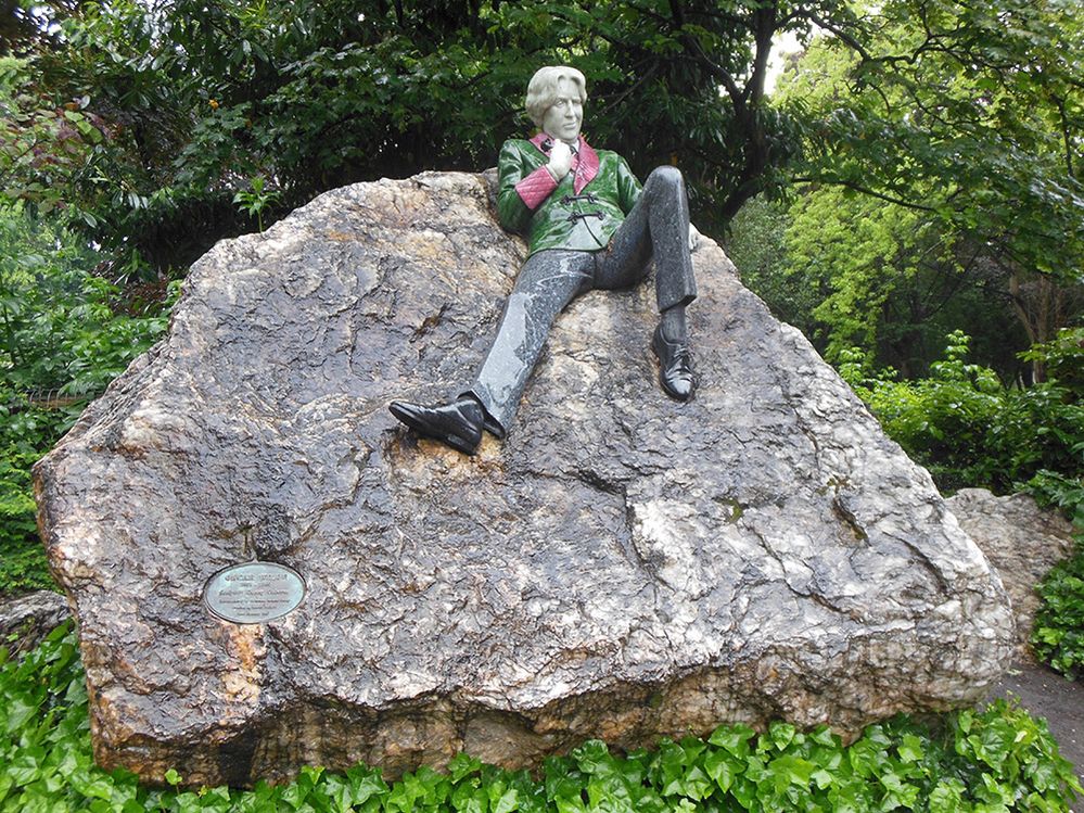 Caption: A photo of the Oscar Wilde statue in Dublin, Ireland. (Local Guide Adam Michalik)