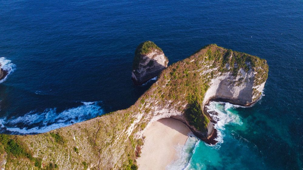 Caption: A photo of Kelingking Beach in Bali, Indonesia taken from above. (Local Guide @Michaelthebuzz)