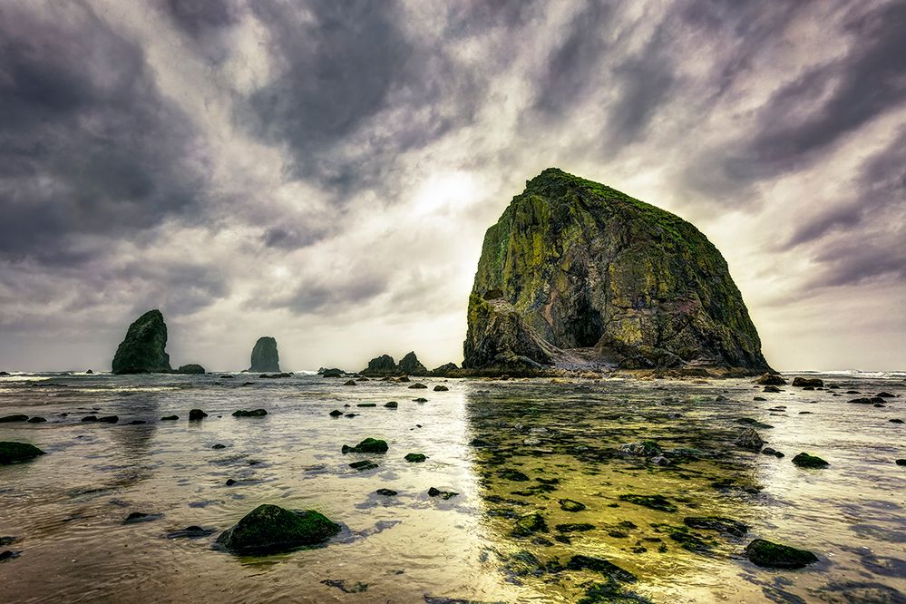 Caption: A photo of Haystack Rock at Cannon Beach, Oregon. (Local Guide Rob Du Bois)