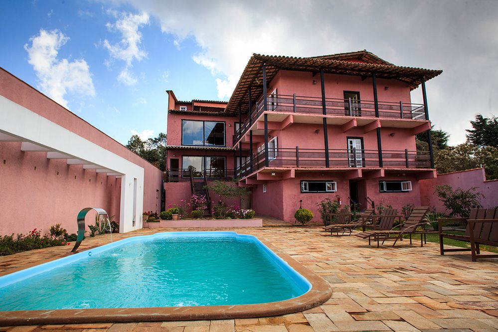 Caption: A photo of a pool and exterior of Pousada Província, a hotel in Ouro Preto, Brazil. (Local Guide Fellipe Vianna)