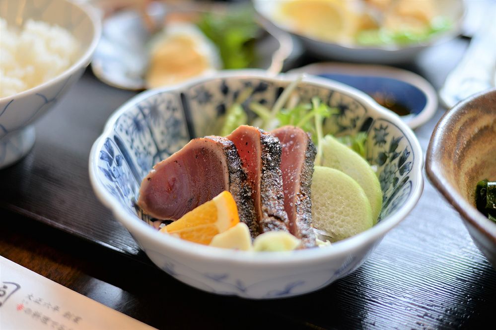 Caption: A photo of seared tuna in a bowl at 土佐料理 司 高知本店 in Kochi, Japan. (Local Guide Yuki Takahashi)