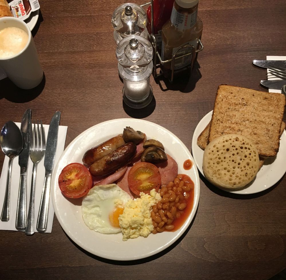 Full English breakfast: egg, bacon, sausages, baked beans, grilled tomato, mushrooms and pancakes.
